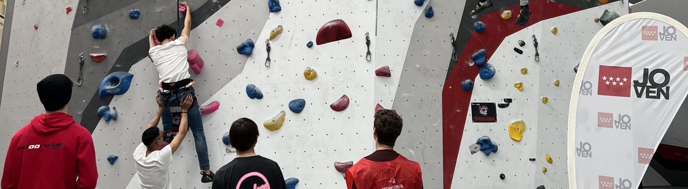 Jóvenes y monitores en un rocódromo escalando