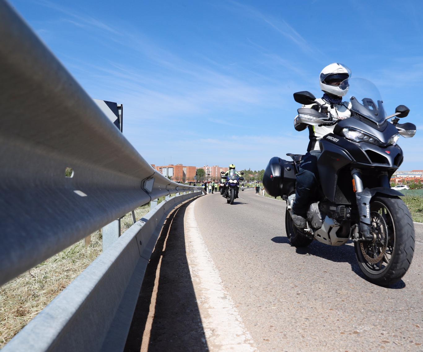 Motoristas circulando por carretera