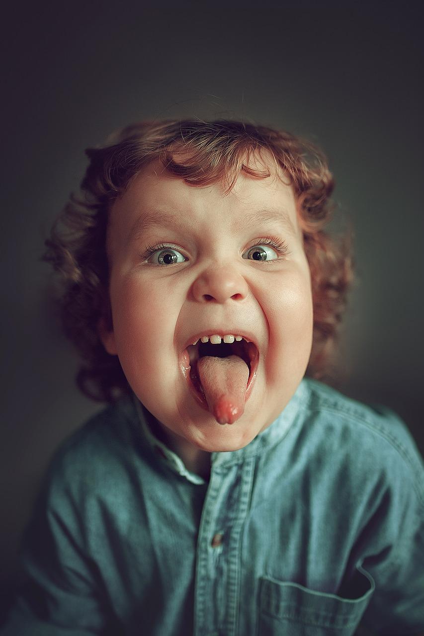 imagen de niño sacando la lengua