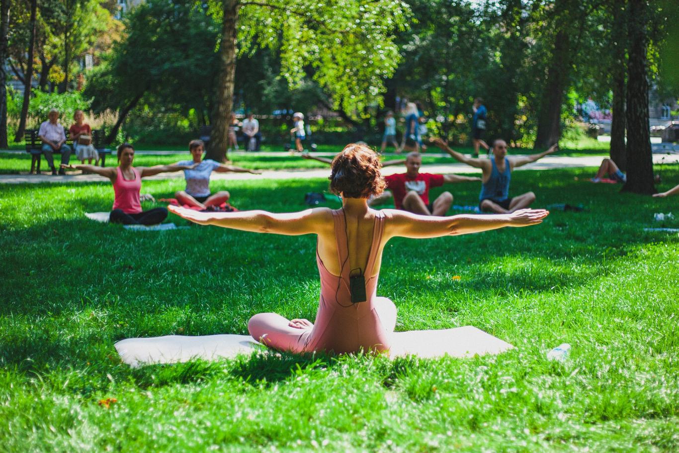 grupo de personas haciendo yoga en un parque