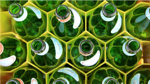 Fotografía de una caja con botellas de vidrio