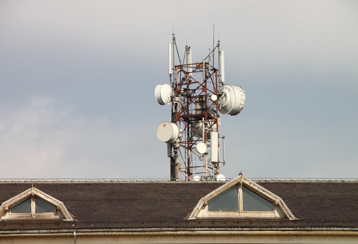 Antena de telefonía móvil en el tejado de un edificio