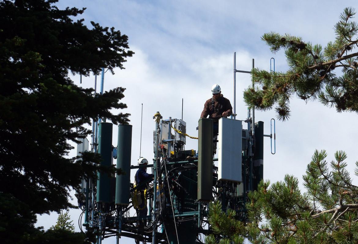 Operarios en lo alto de una antena de telefonía móvil