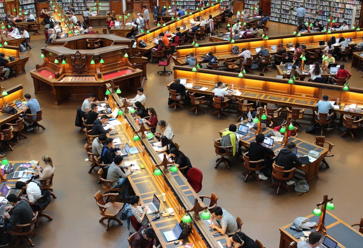 Gran biblioteca vista desde arriba con las mesas distribuidas en radios