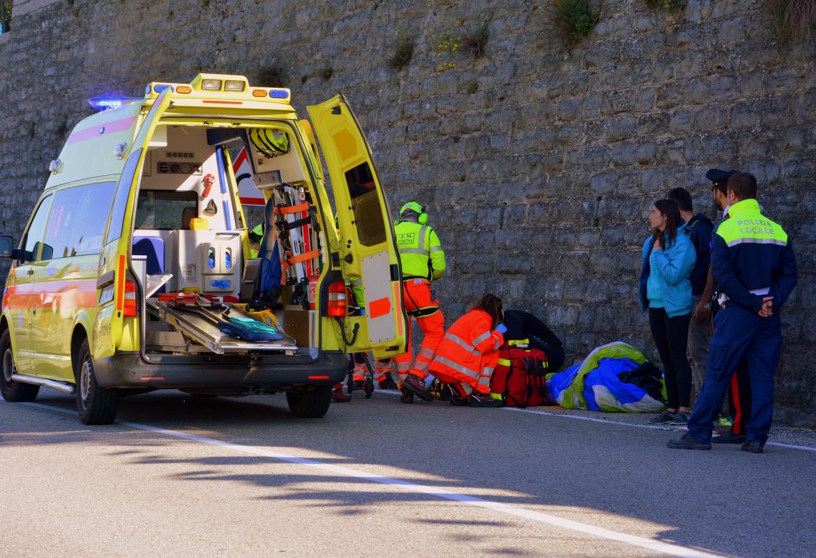 Ambulancia atendiendo una urgencia en una carretera