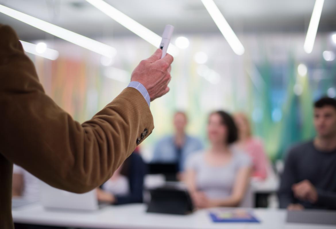 Un profesor dando una formación a unas personas