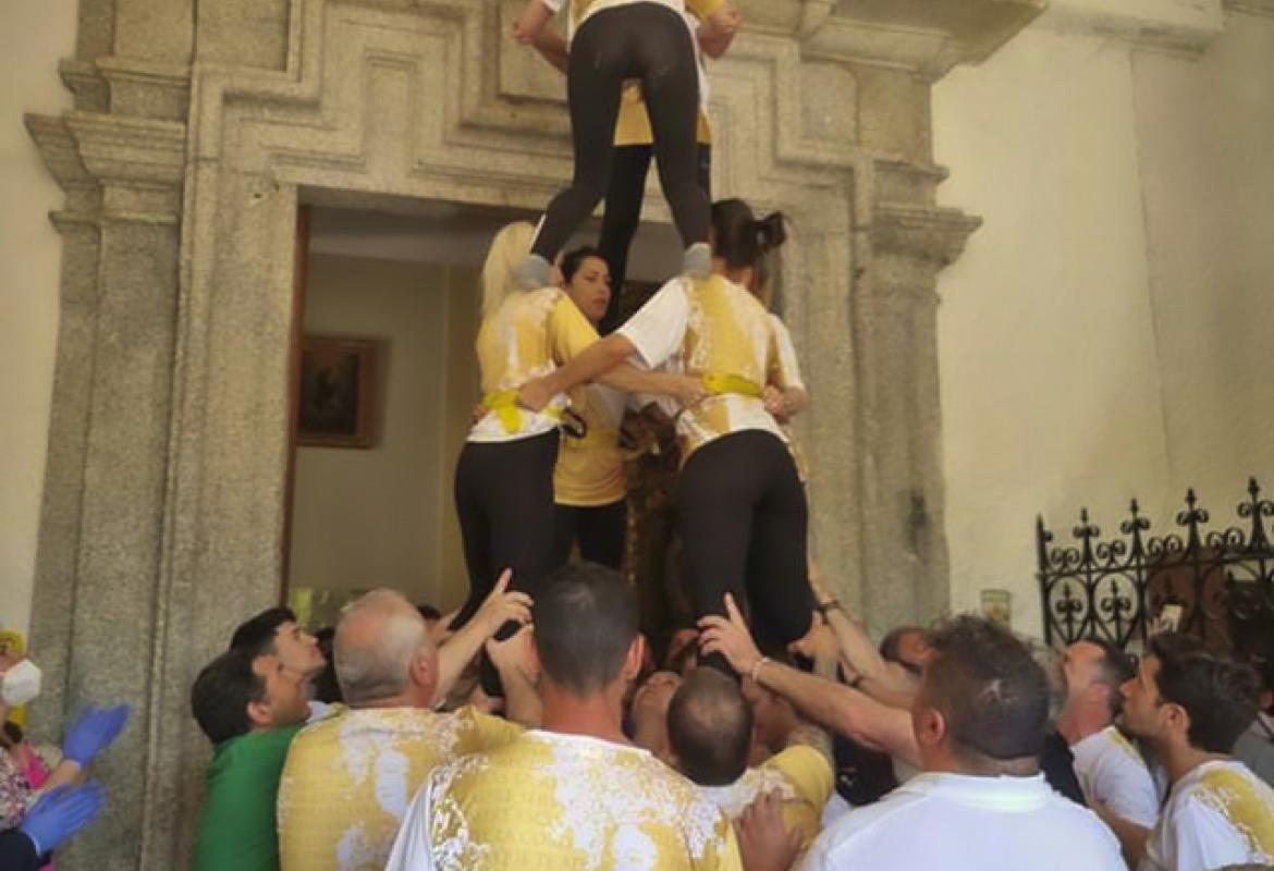 El «Día de la Caridad de la Virgen de la Poveda y sus Castillos Humanos Andantes»