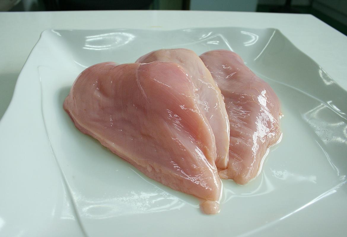 Pechuga de pollo cruda en un plato