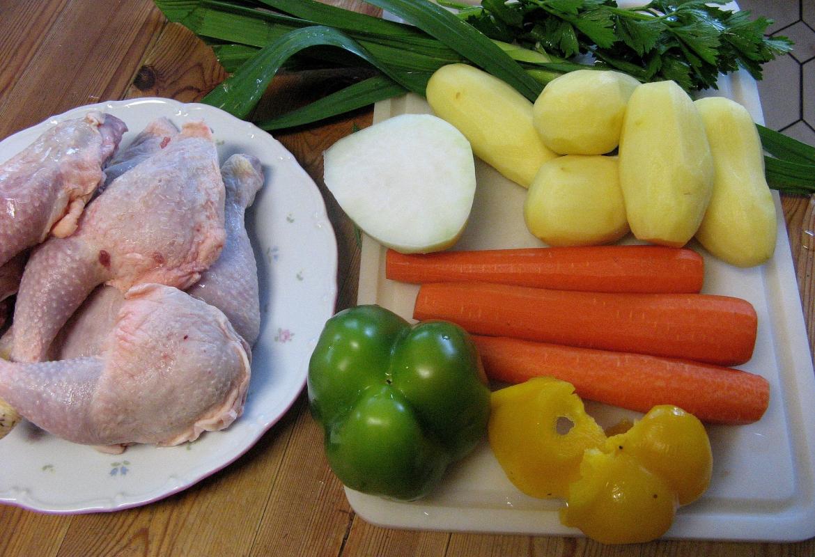 Alimentos (zanahoria, pimientos, patatas cebolla...)y, separado, el pollo crudo