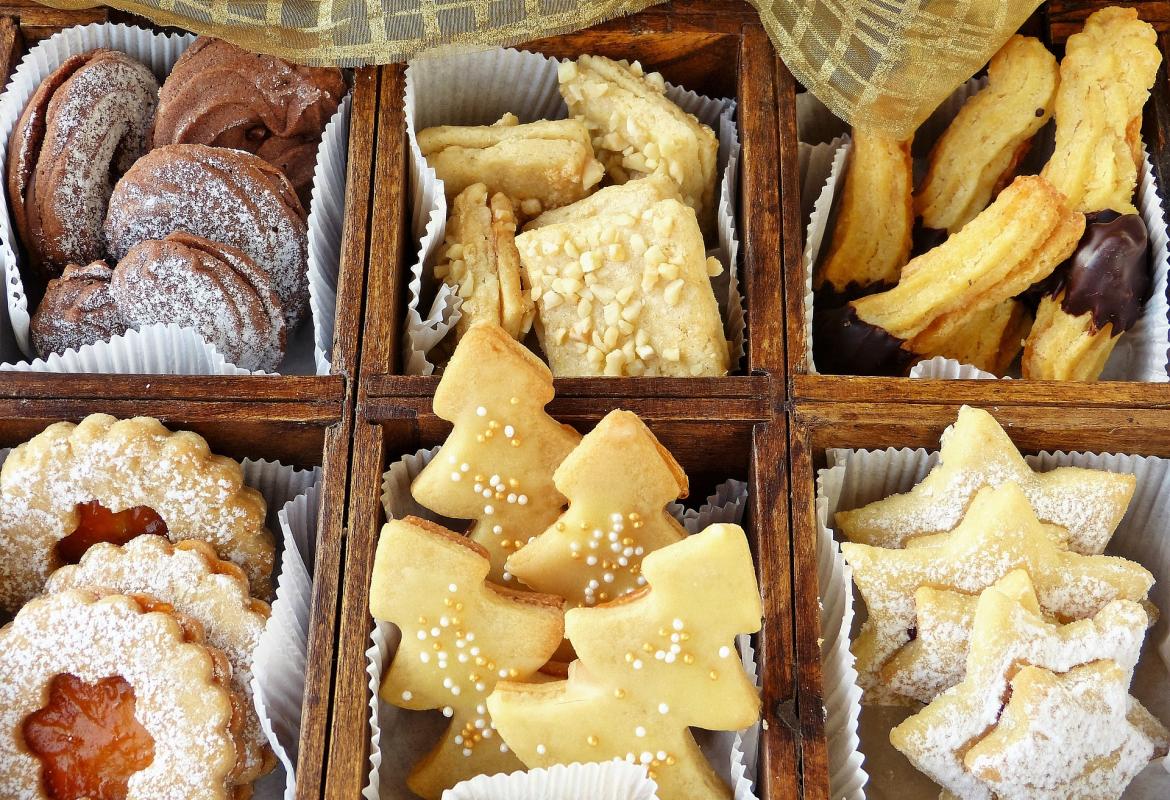 Caja con diversos tipos de galletas