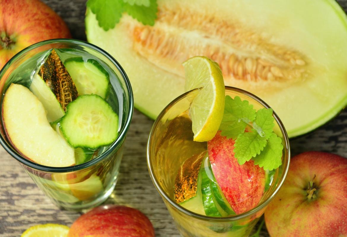 trozos de fruta y verdura en vasos de agua y melón