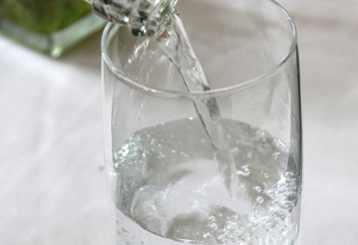 vaso de agua llenándose