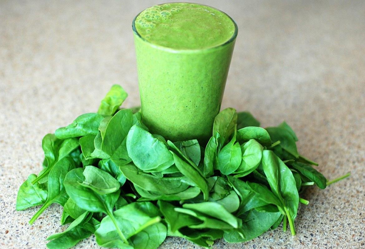 Smoothie verde con hojas verdes de ensalada