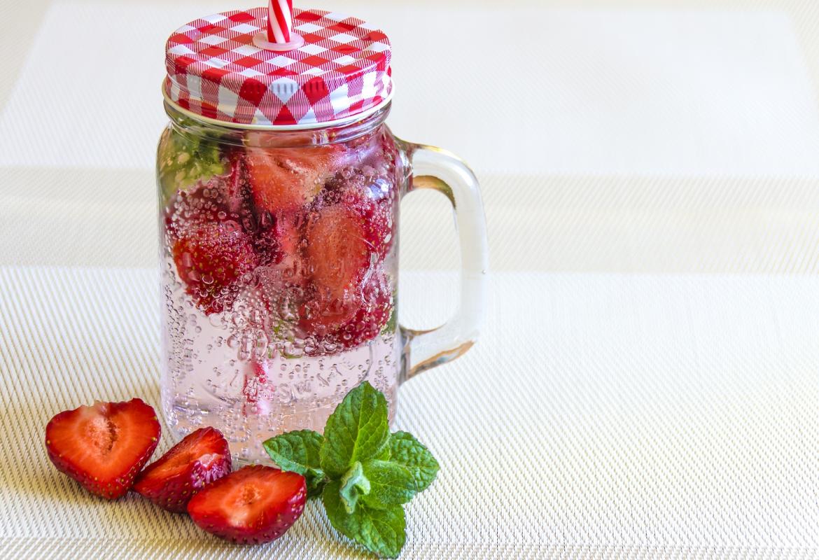 jarra de agua con fresas