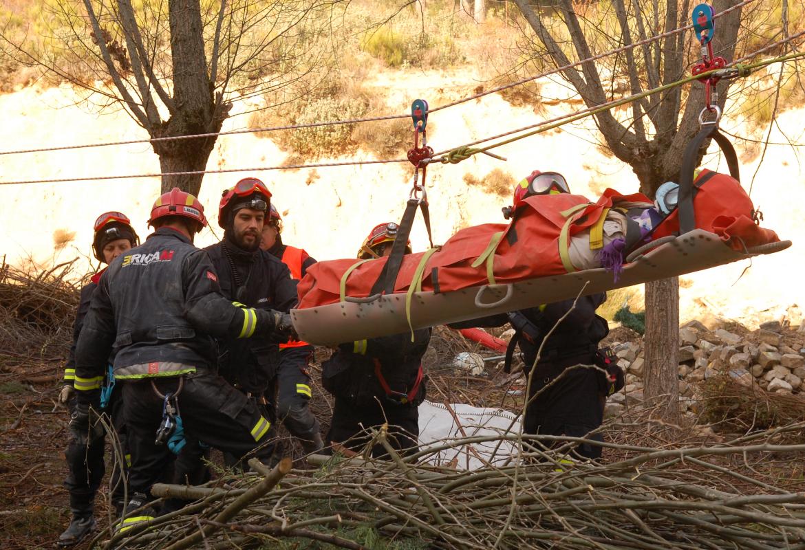 bomberos rescatando a una persona