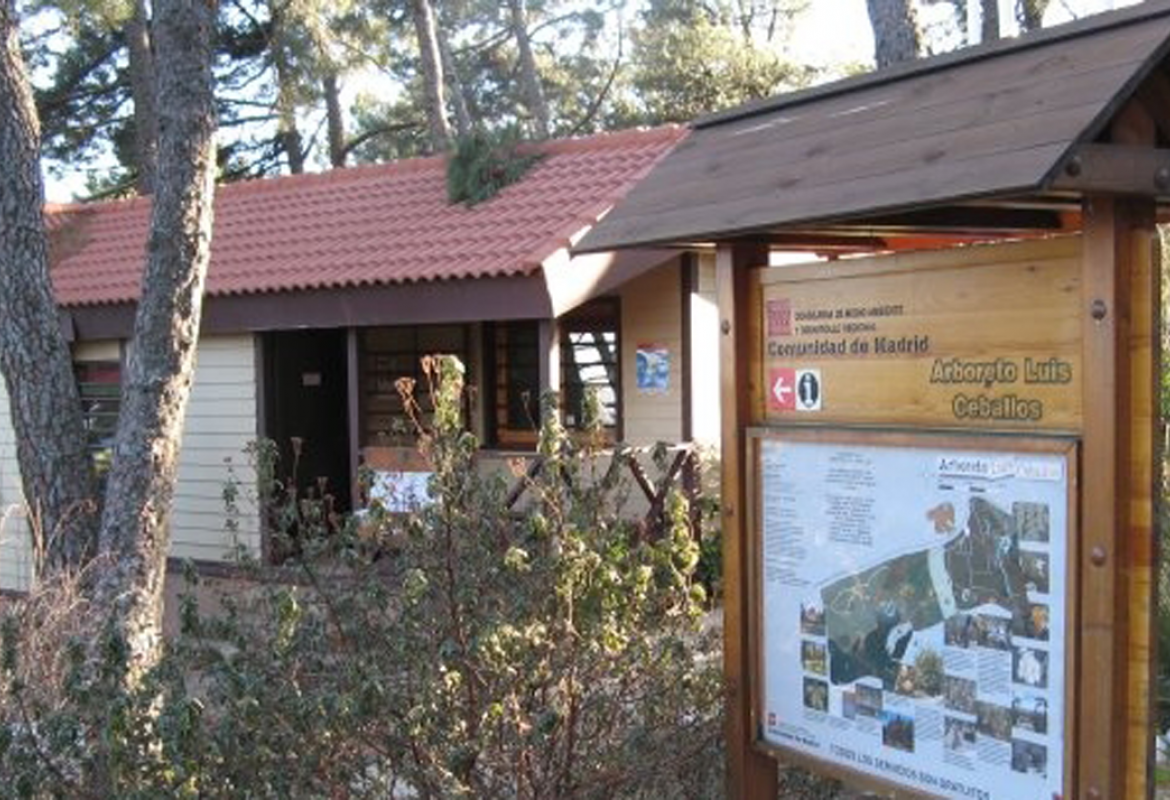 Acceso al Centro de educación ambiental Arboreto Luis Ceballos