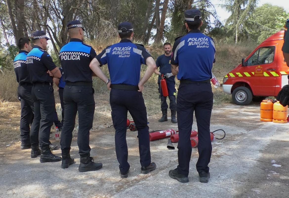 Prácticas de policías locales en sofocar conatos de incendio