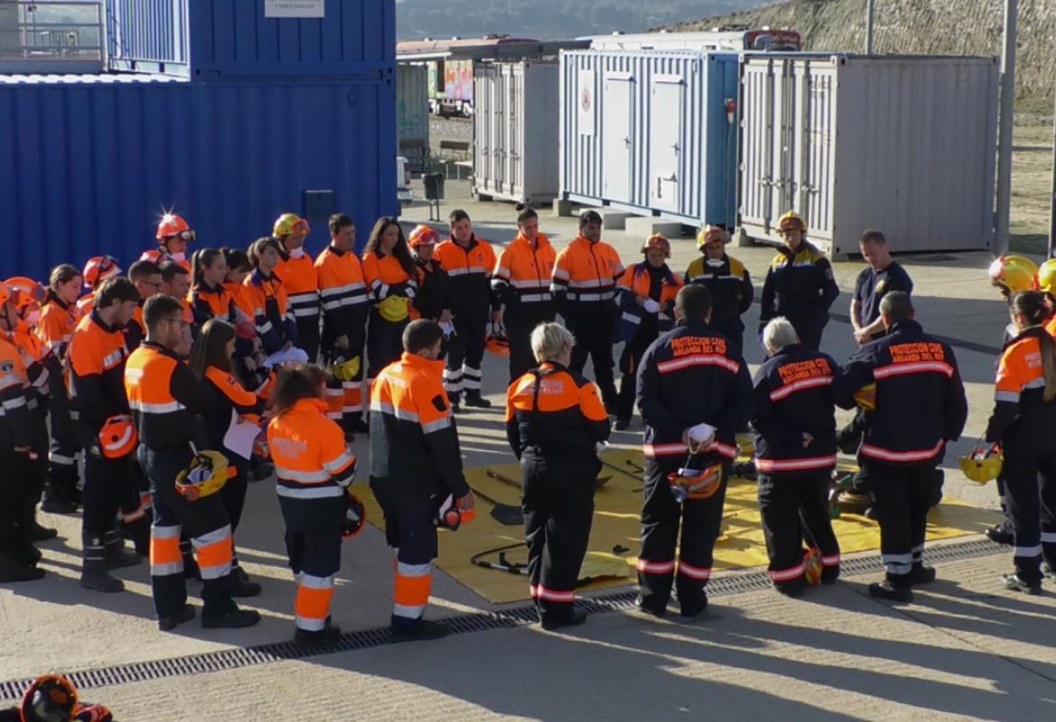 Voluntarios de protección civil en prácticas de extinción de incendios