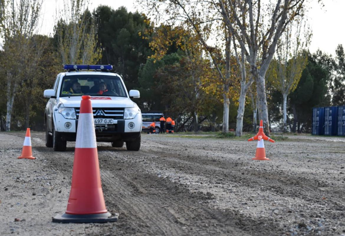 Voluntarios de protección civil practicando con todoterreno