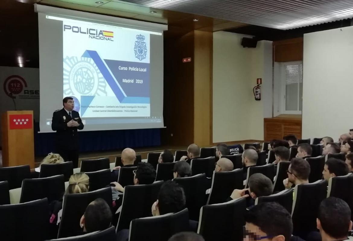 Conferencia sobre ciberdelincuencia para policías locales 