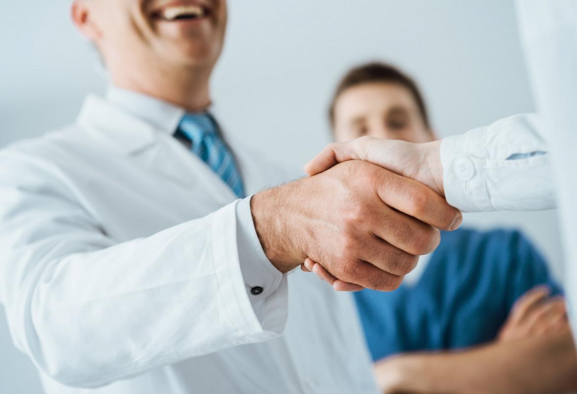 imagen de un profesional sanitario dando la mano a un paciente