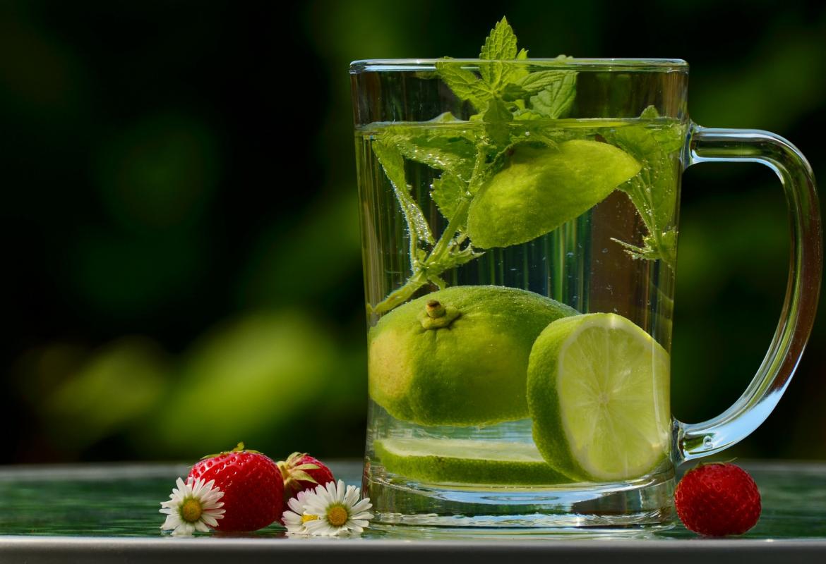 jarra con agua, limón y hierbas