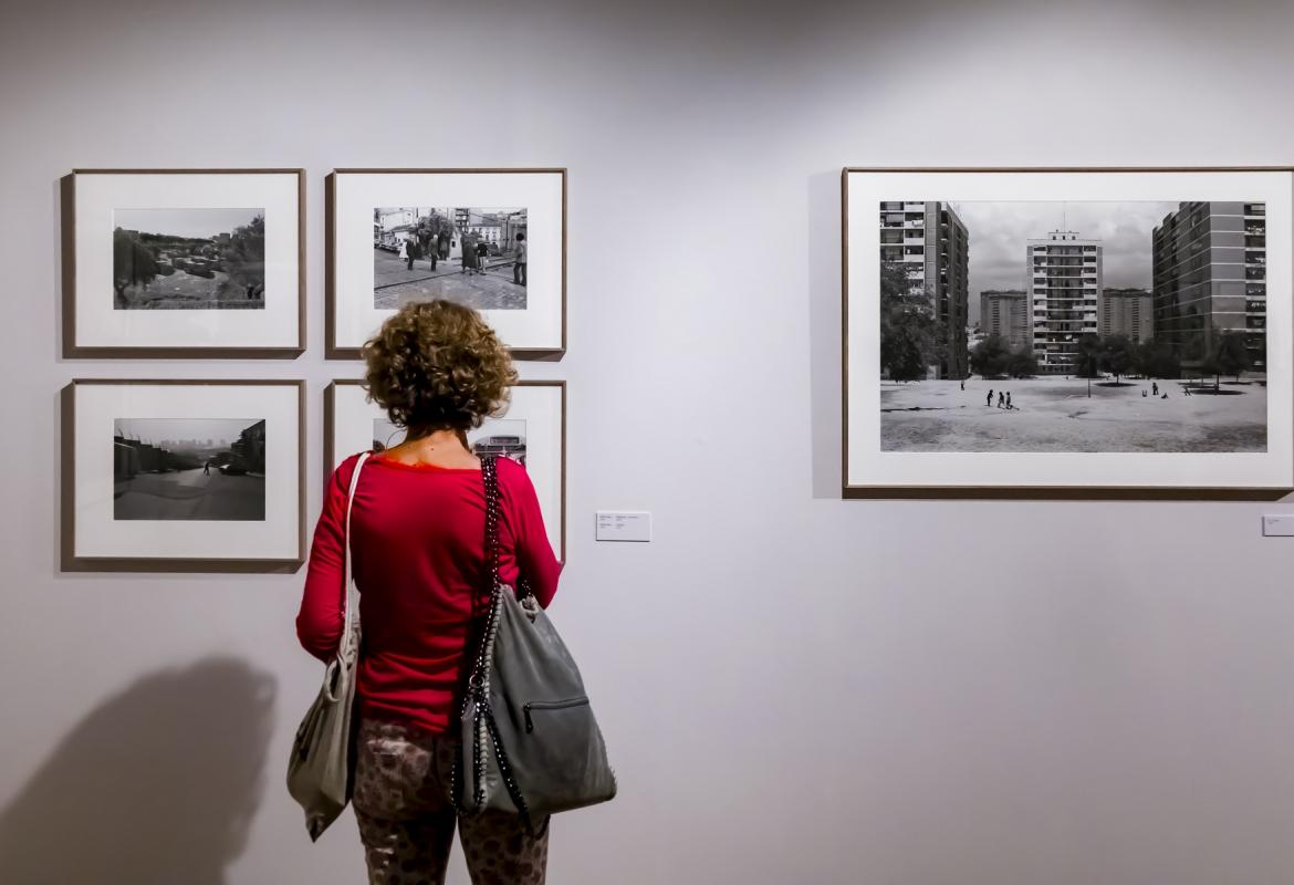 imagen sala exposiciones mujer