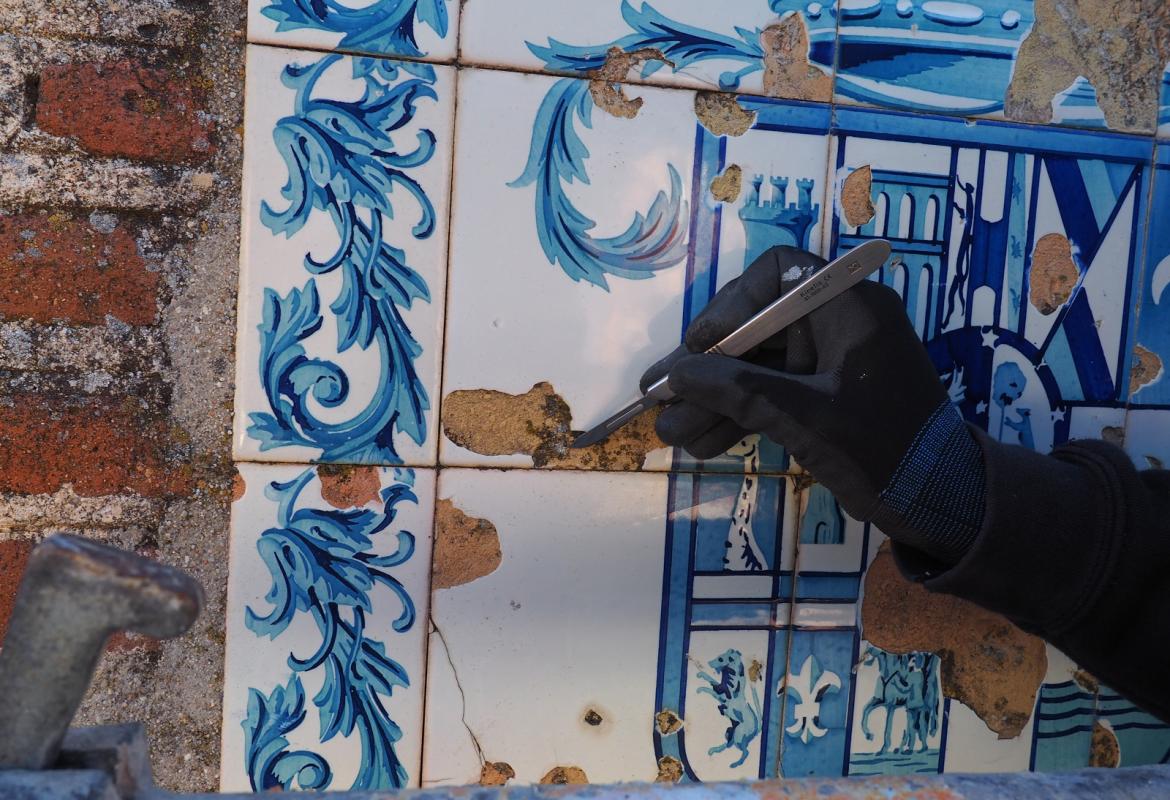 detalle restauración azulejos en mal estado