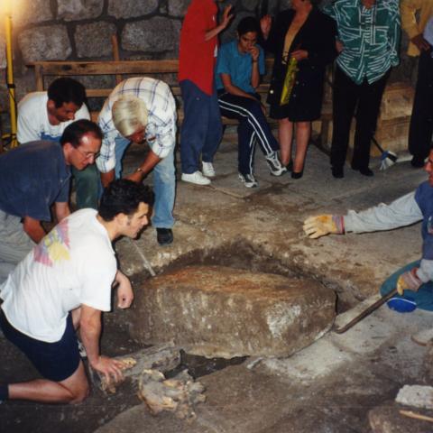 Imagen de la retirada de losas en la Capilla de Santa Ana