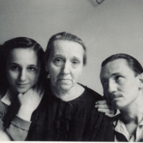 Antonio Burero Vallejo con su madre y su hermana