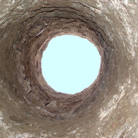 Imagen de boca del pozo desde el interior