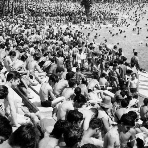 Numerosos BAÑISTAS en el PARQUE SINDICAL