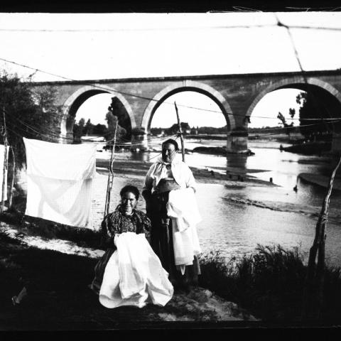 Lavanderas en el Manzanares y Puente de los Franceses, (ca.1901). Biblioteca Regional de Madrid Dos lavanderas posando en el río Manzanares con el Puente de los Franceses al fondo