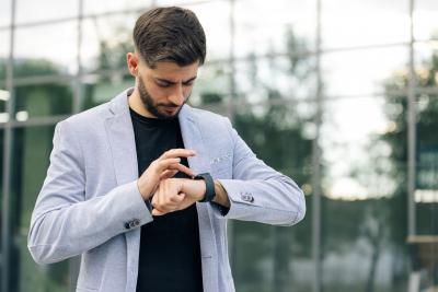 hombre con smartwatch averiado